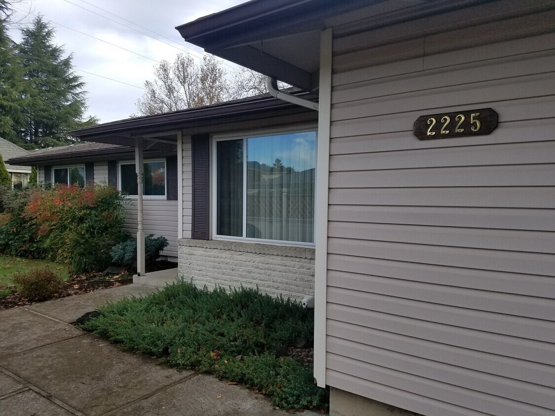 Primary Photo - Country-chic 3 bed/1.5 bath + family room....