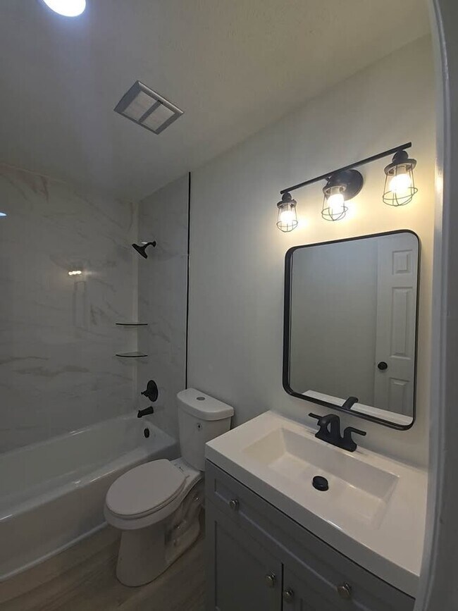 Foto del edificio - 2347 Greenway Dr