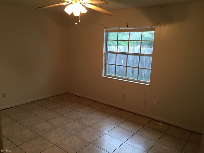 Building Photo - 3076 Saint Paul Dr