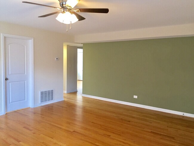 Building Photo - 1639 W Lunt Ave