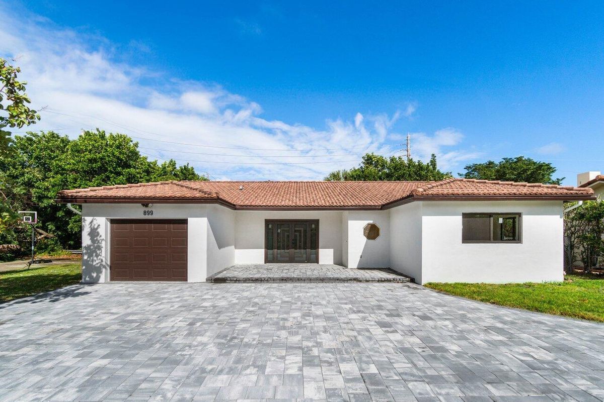 Foto principal - 899 NW 7th Dr