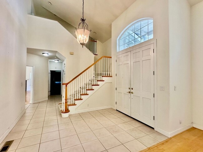 Building Photo - 388 Knowles Dr