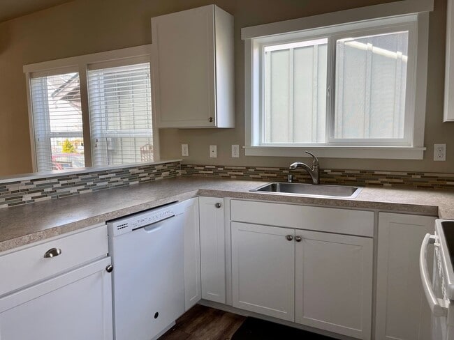 Building Photo - In town Kingston! Close to town and the ferries