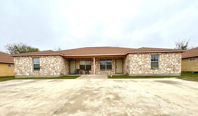 Foto del edificio - **APPLICATION RECEIVED** **MOVE IN SPECIAL** Charming 3-Bed, 2-Bath Home with Fenced Yard – Pet F...