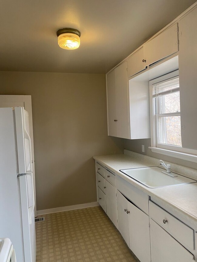 Building Photo - Close to UNR and Downtown!