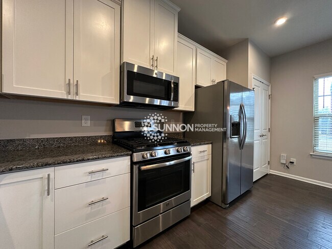 Foto del edificio - Beautiful 3 Bed Townhome in Eagle Lake Sub...