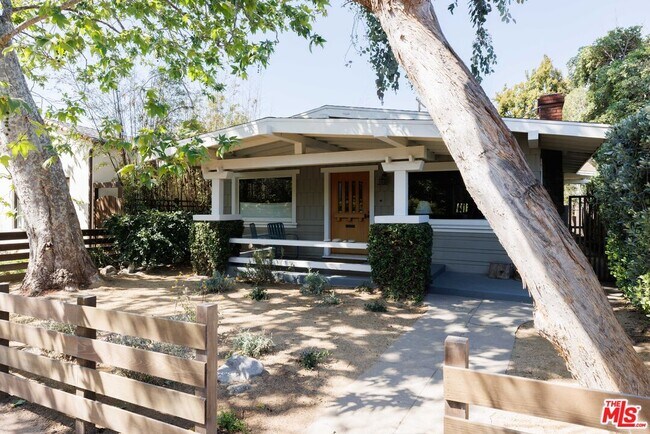 Building Photo - 827 Venezia Ave