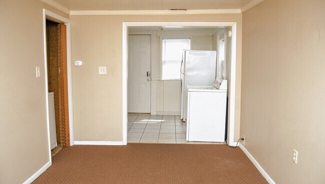 Building Photo - 3 Bedroom / 1 Bathroom Available August 2024