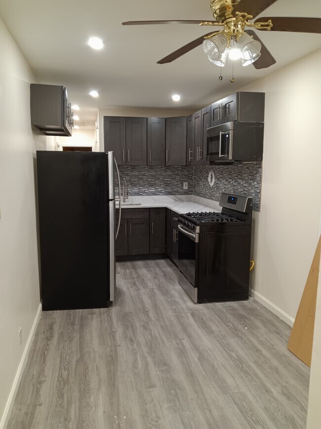 Building Photo - 1102 E 101st St