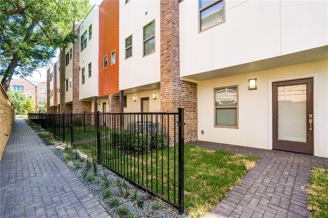 Building Photo - 2 Bed Option in East Dallas Townhome off Greenville Lakewood Neighborhood