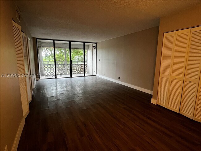 Building Photo - 4222 Inverrary Dr