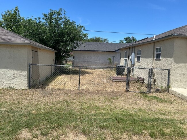 Building Photo - Home near Park!