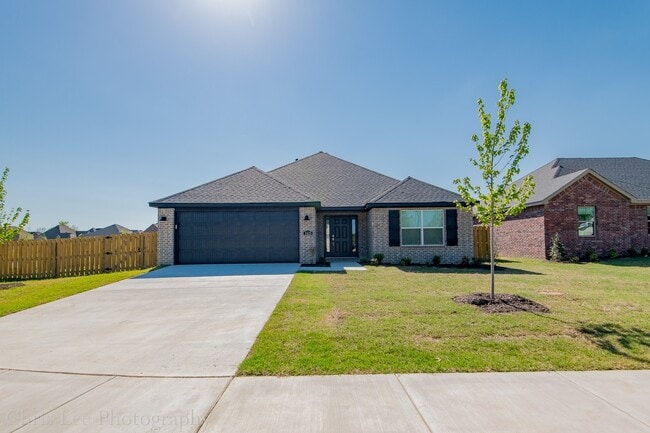 Building Photo - 3bed 2bath, LOADED w/Amenities near Stonebridge Meadows Country Club