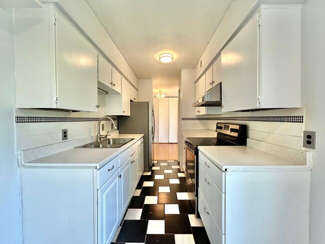 Foto del edificio - Stylish 3BR, 2.5BA Home with Fenced Backya...