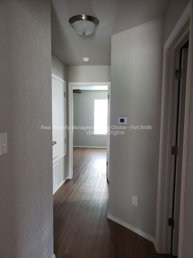 Foto del edificio - 2101 Ingalls Ln