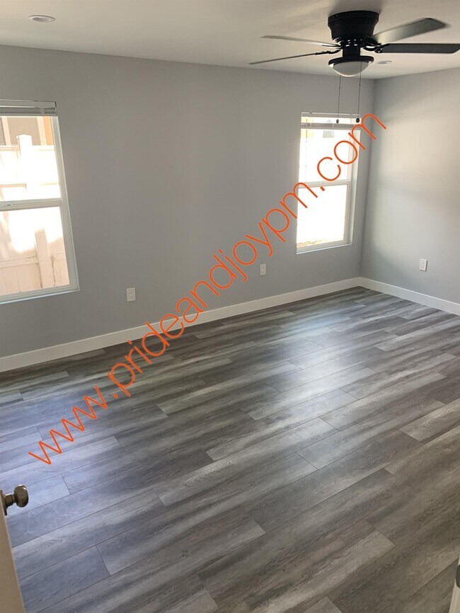 Foto del edificio - 16544 Chatsworth St