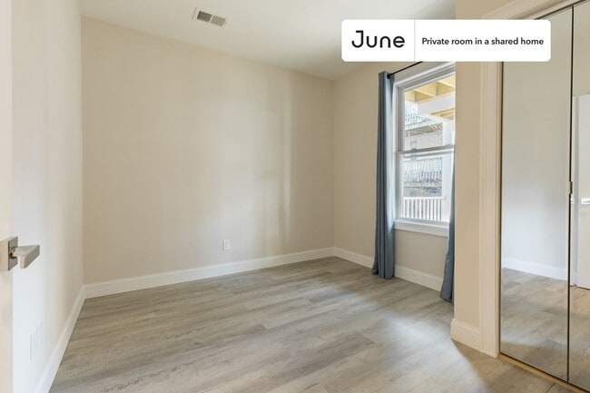 Building Photo - Private bedroom in 5 bed/2 bath Home