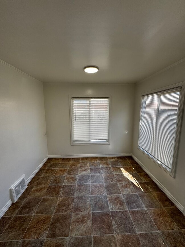 Foto del edificio - 227-231 Mosswood Way