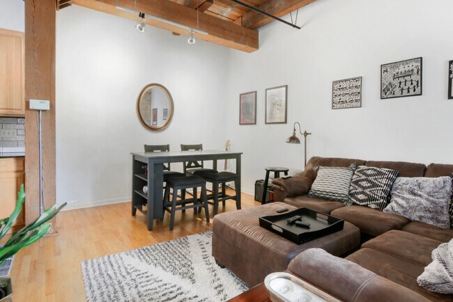 Foto del edificio - 1740 N Maplewood Ave