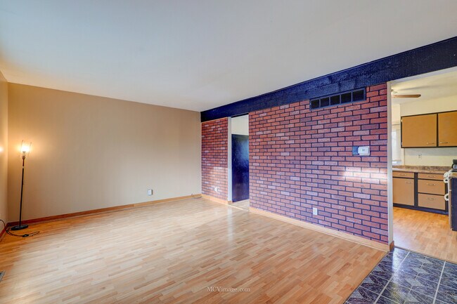 Building Photo - 443 Yorkshire Sq
