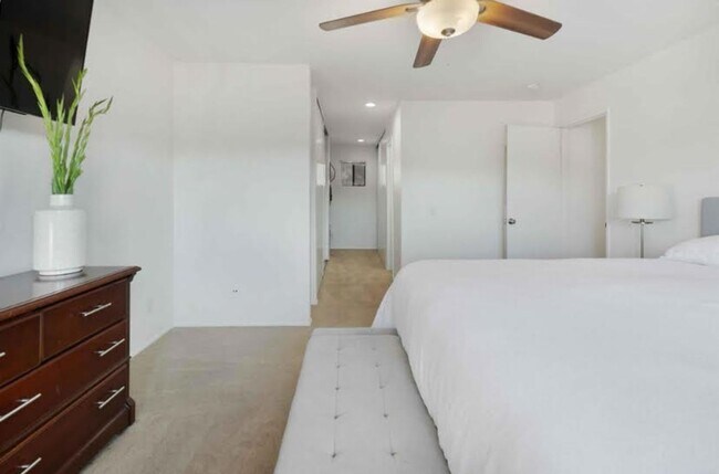 Building Photo - 2 bedroom / 2.5 bathroom townhome availabl...