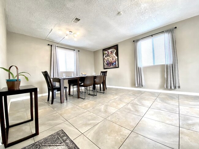 Área de comedor: con dos hojas adicionales en caso de que desee una mesa más grande - 400 Daffodil Dr