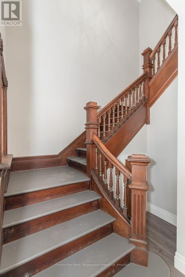 Building Photo - 113 Young St