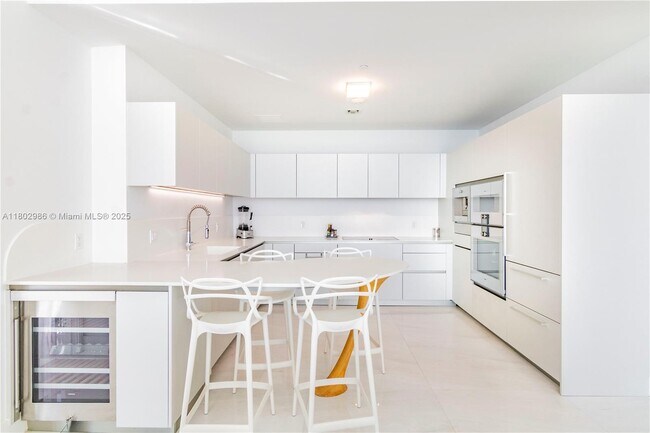 Building Photo - 16901 Collins Ave