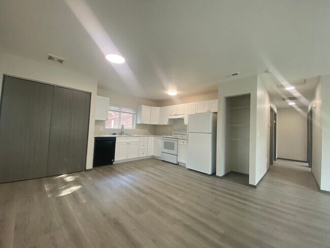 Foto del edificio - 3423-3425 E. Montgomery Ave