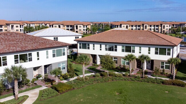 Foto del edificio - Stunning  MOVE-IN READY TOWNHOME in. Exqui...