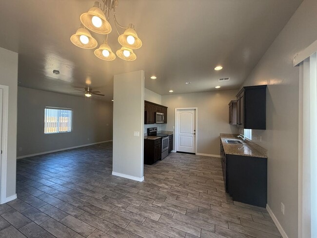 Building Photo - 3 Bedroom 2 Bathroom Home