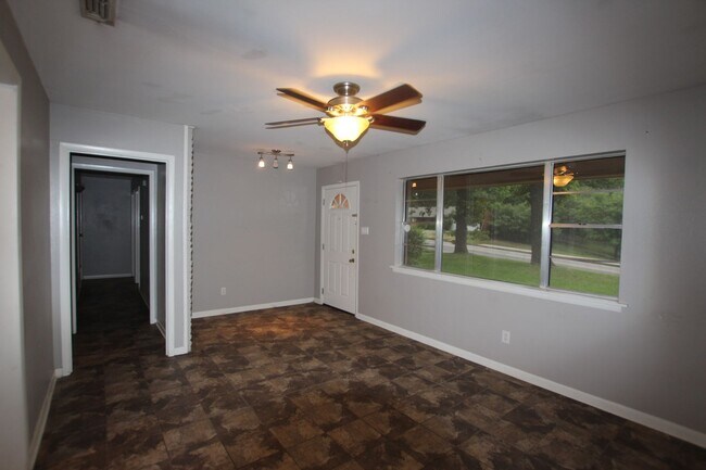 Foto del edificio - 3 Bedroom 1.5 Bath near UT Tyler! Availabl...