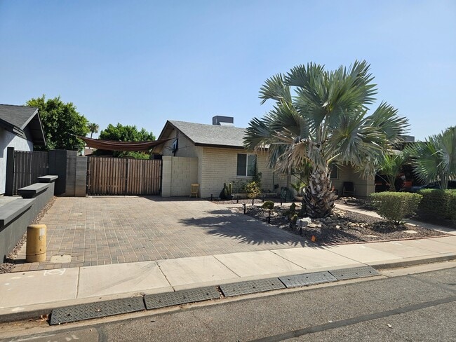 Building Photo - 837 E Gable Ave