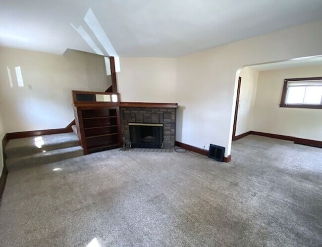 Foto del edificio - Warm & Bright West Akron 3BR with Fireplac...