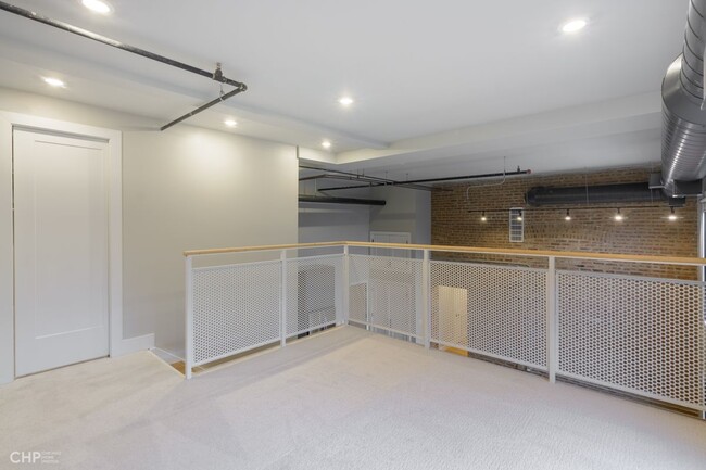 Building Photo - 729 N Sangamon St