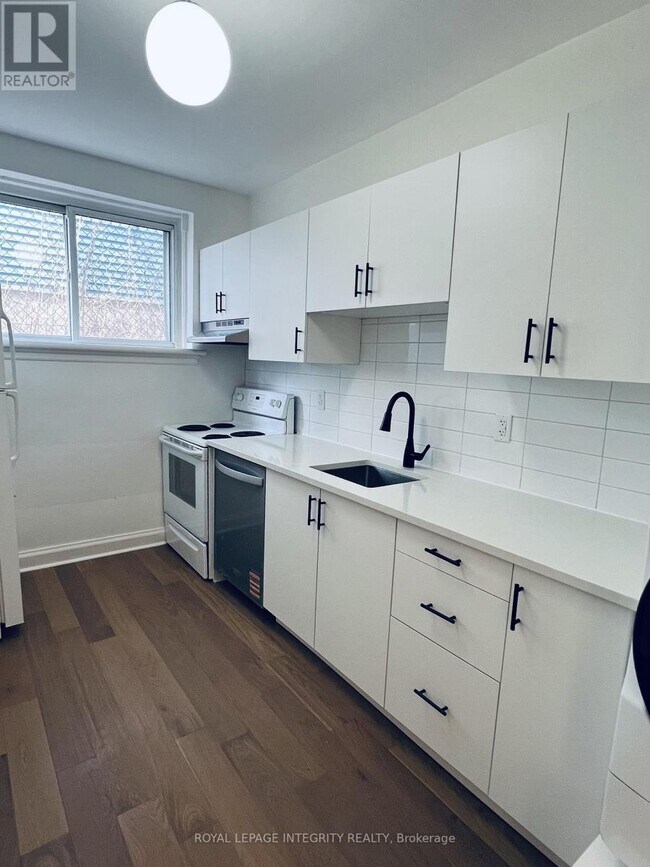 Photo du bâtiment - 663 Tweedsmuir Ave