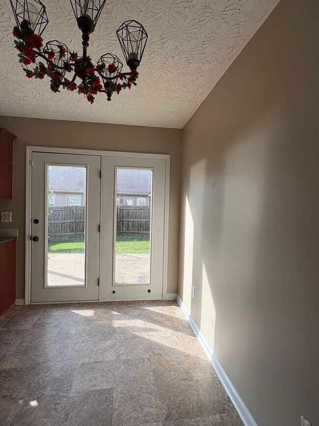 Foto del edificio - WOW! 3 bedroom/2 bath with garage.