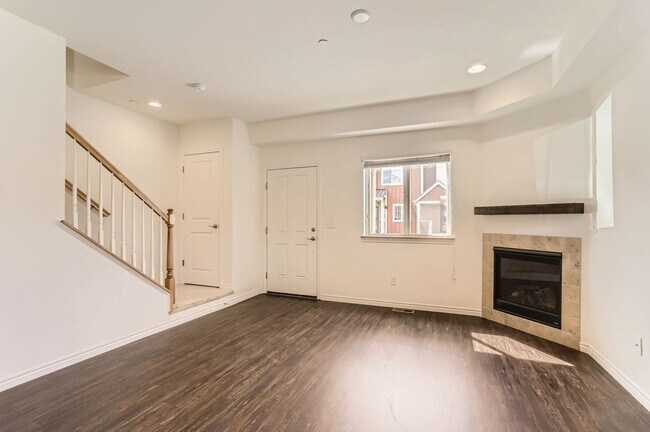 Foto del edificio - BEAUTIFUL 3 BED/3.5 BATH TOWNHOME