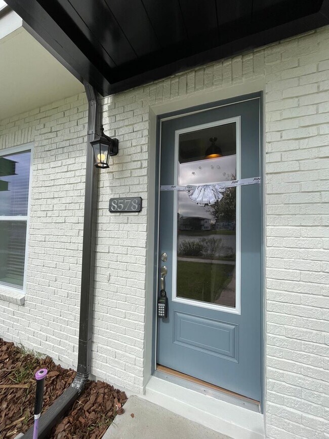 Foto del edificio - 3 Bedroom, 3.5 Bath Townhome with Water Vi...