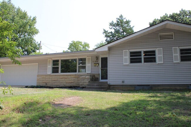 Building Photo - NEWLY REMODELED 5 BEDROOM 4 BATH