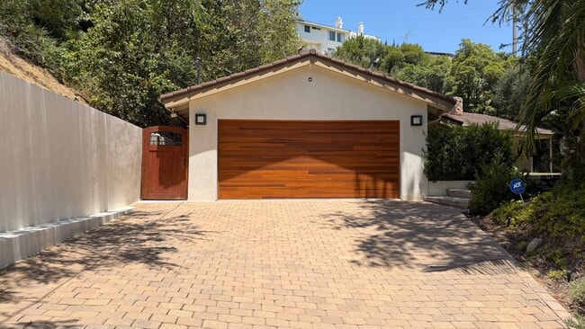 Building Photo - 1385 Greenmont Dr