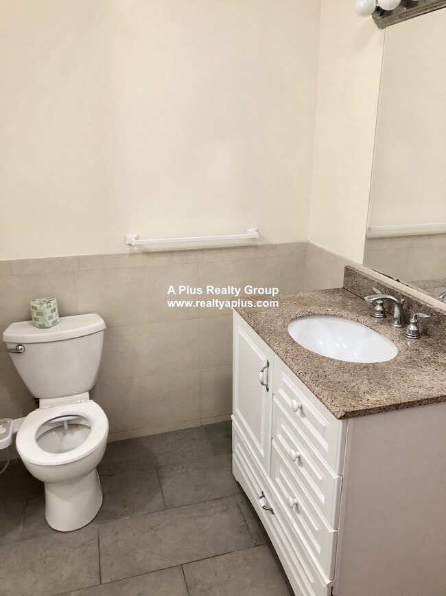 Building Photo - 14 Schiller St