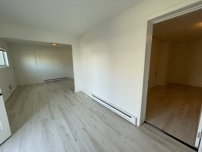 Building Photo - 3 bed 1 bath apartment near the Garland Di...