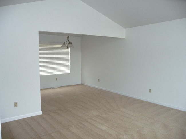 Building Photo - Beautiful home in quiet and highly desirab...