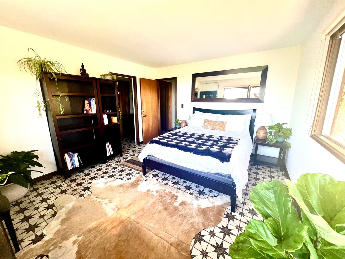 Bedroom - 10 Maybeck Twin Dr