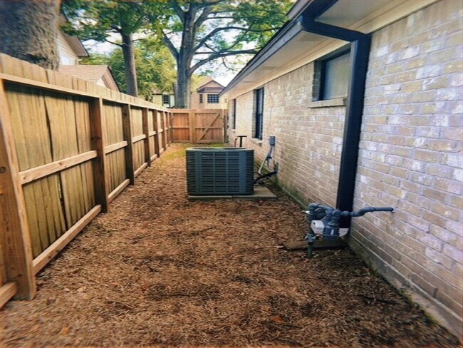 Building Photo - 12803 Cloverwood Dr