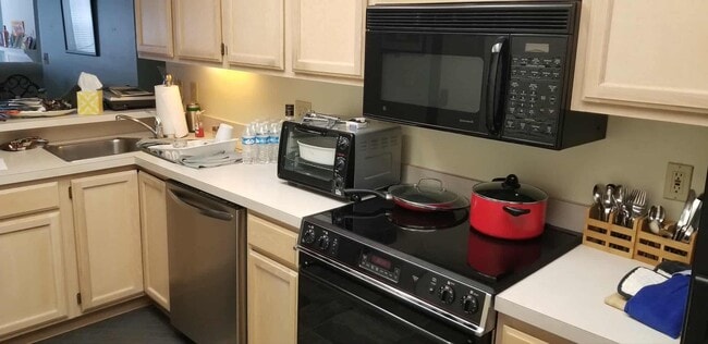 Building Photo - Two Bedroom Condo in BG