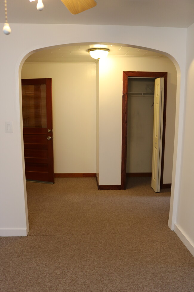 foyer - 239 Elm St