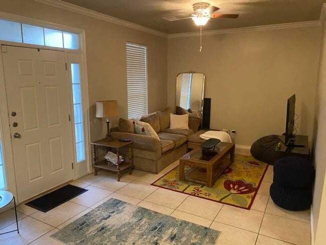 Building Photo - College Station 3 Bedroom / 3.5 Bath Gatew...
