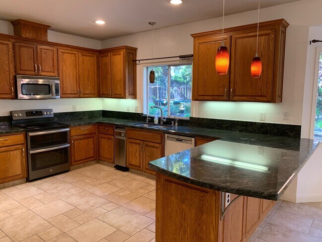 Building Photo - Gorgeous Walnut Creek Home!